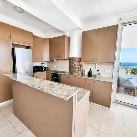 Rated - Premium Seaview 2-bdr-apt In Tallest Building In - 2 Min Walk To Lejlighed Larnaca